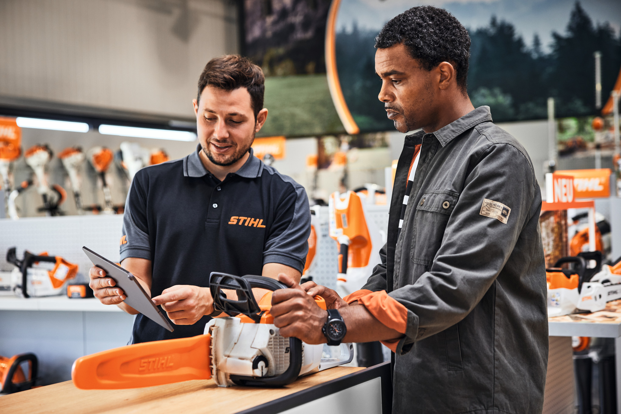 Kunde wird von STIHL Fachhändler zu einer Motorsäge beraten
