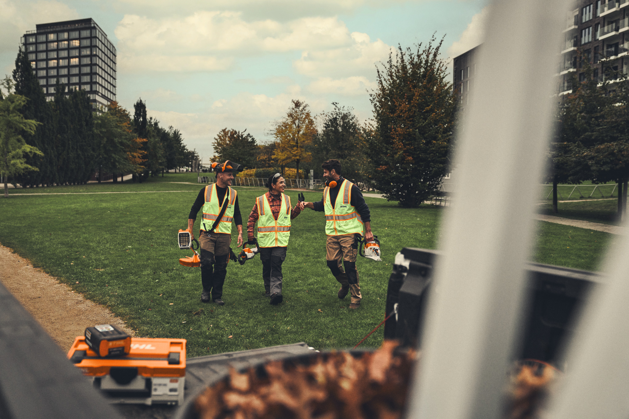 GaLaBau-Team auf dem Weg zurück zum Fahrzeug nach der Arbeit mit STIHL Akku-Geräten