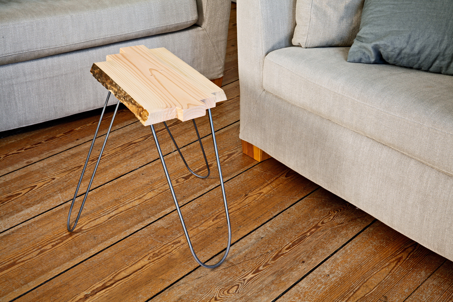 Beistelltisch aus Holz zum Selberbauen steht in einem Wohnzimmer