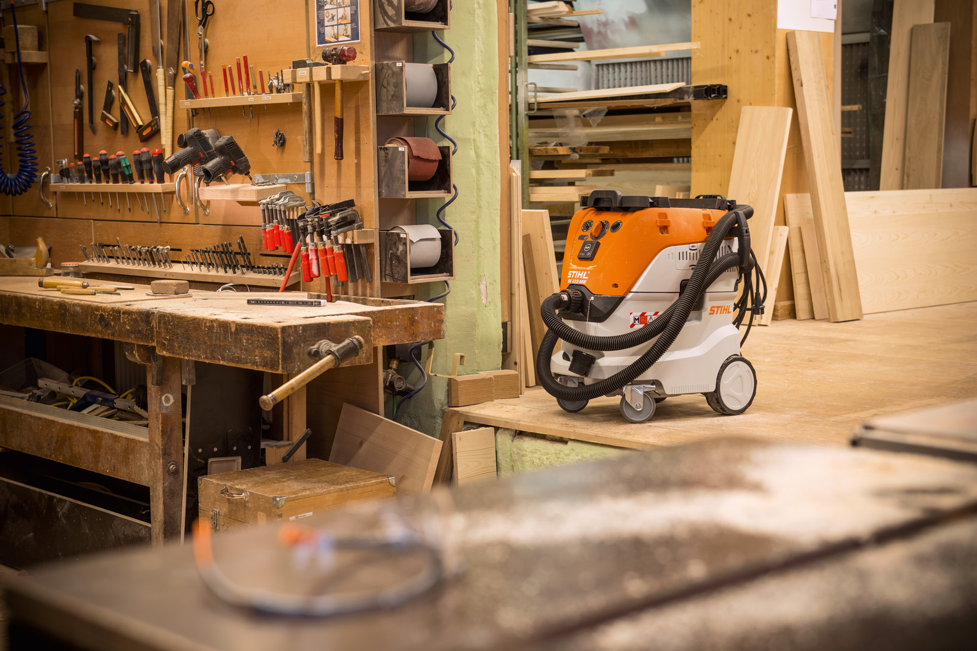 STIHL Nass- und Trockensauger SE 133 ME steht in einer Werkstatt