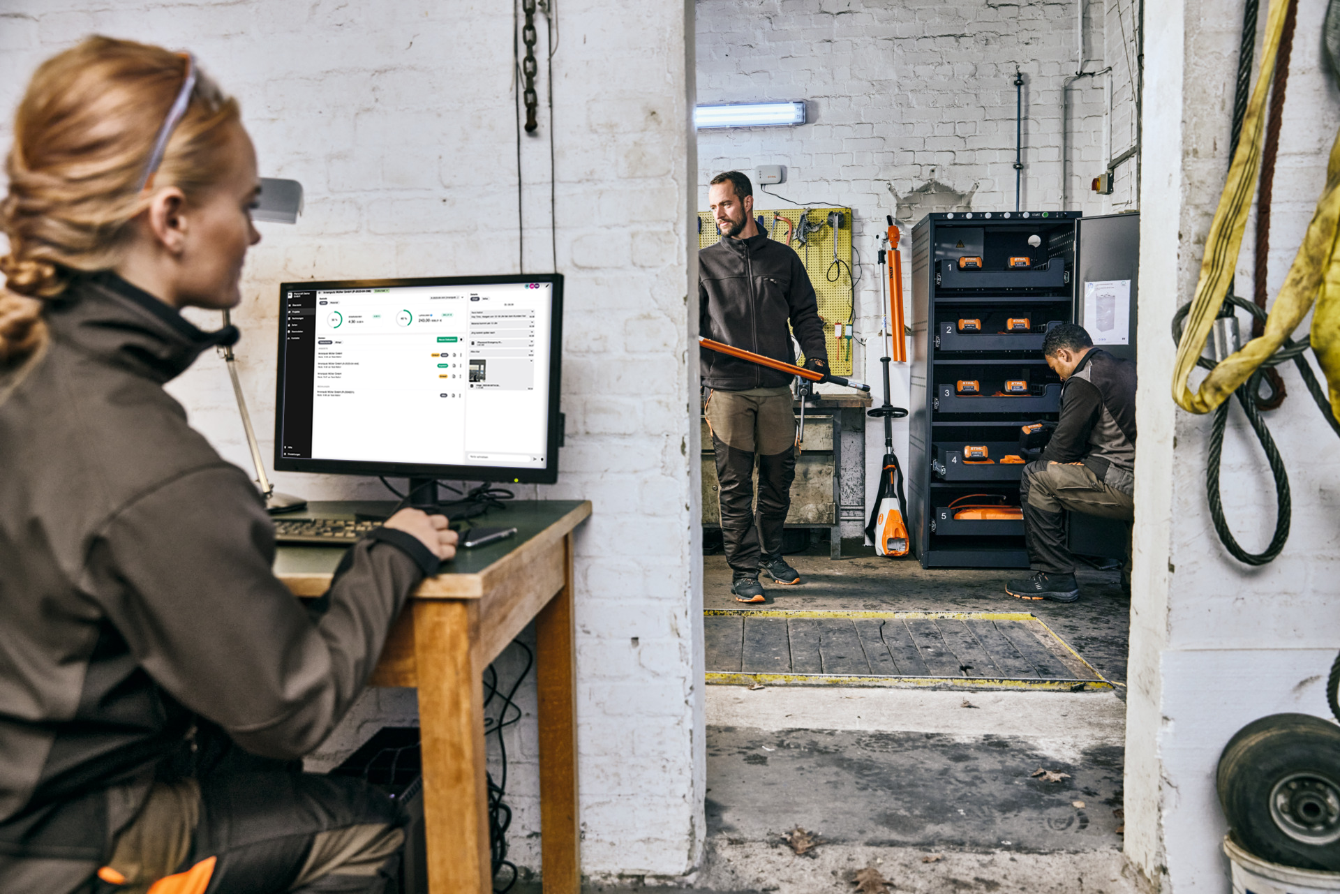 Nahaufnahme einer Person vor einem Laptop, auf dem das STIHL connected Portal geöffnet ist