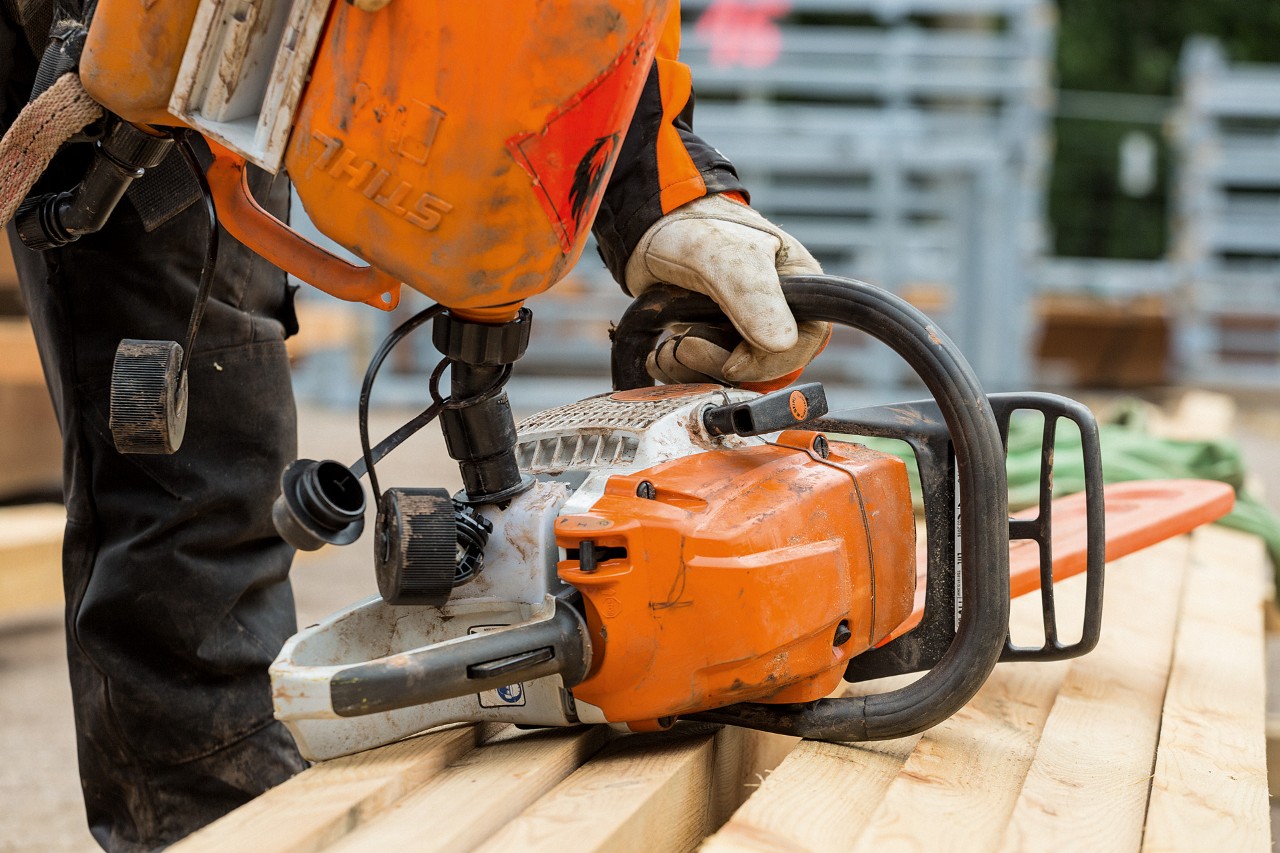 Der Tank einer STIHL Motorsäge wird mit Hilfe des Einfüllsystems mit Kraftstoff betankt.