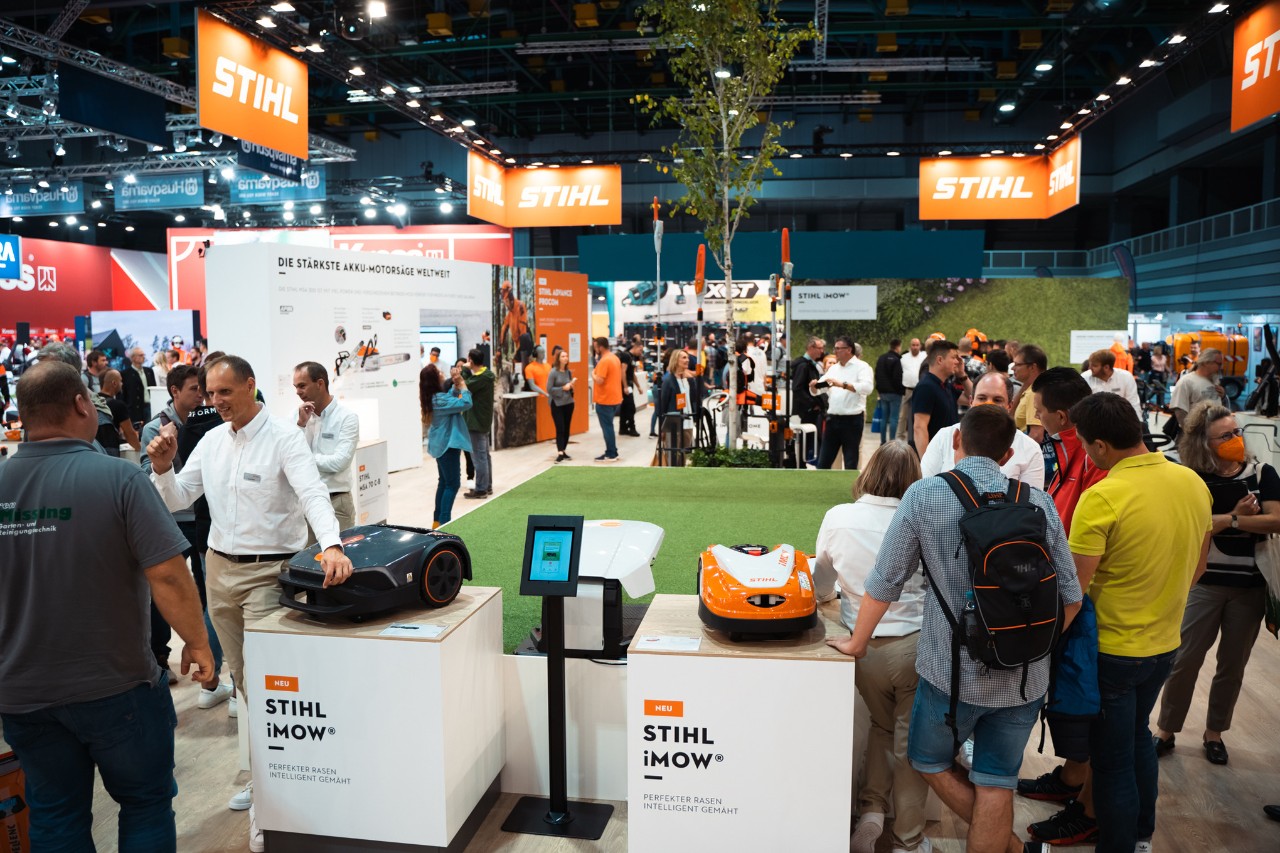 STIHL Indoor-Messestand, unter anderem mit ausgestellten iMOW® Mährobotern
