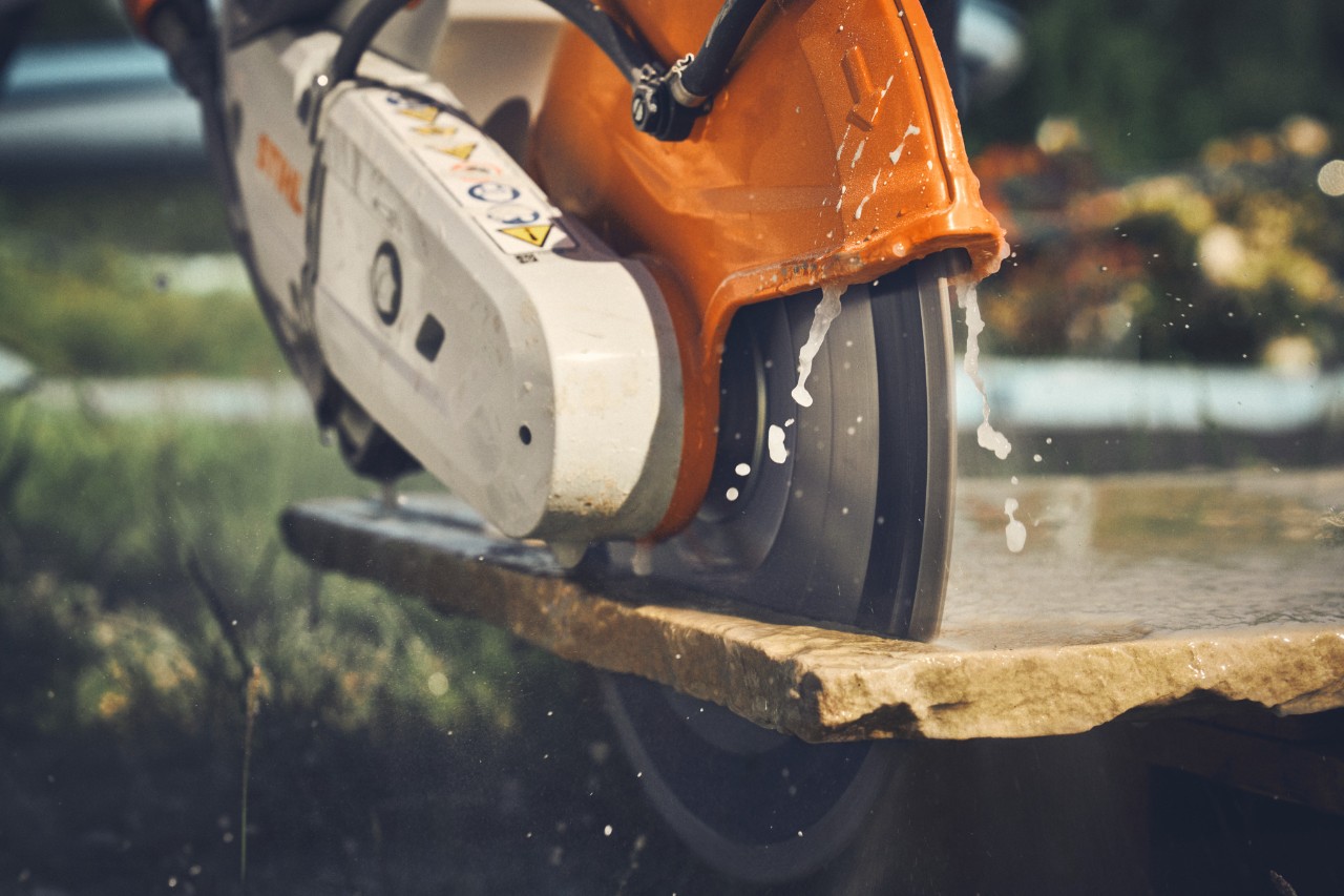 Nahaufnahme vom Schneiden von Gehwegplatten mit dem Akku-Trennschleifer STIHL TSA 300
