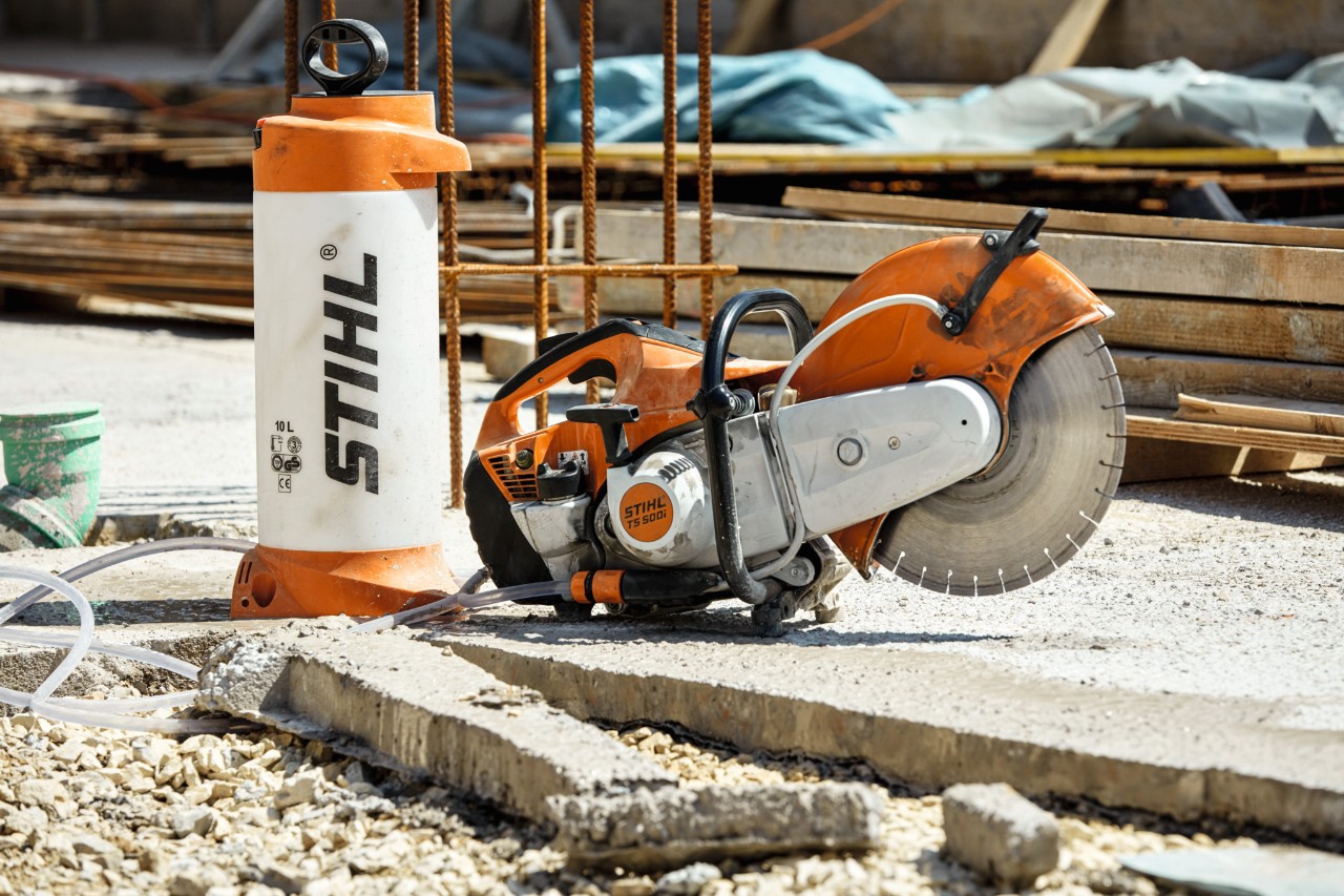 Benzin-Trennschleifer STIHL TS 500i auf einer Baustelle