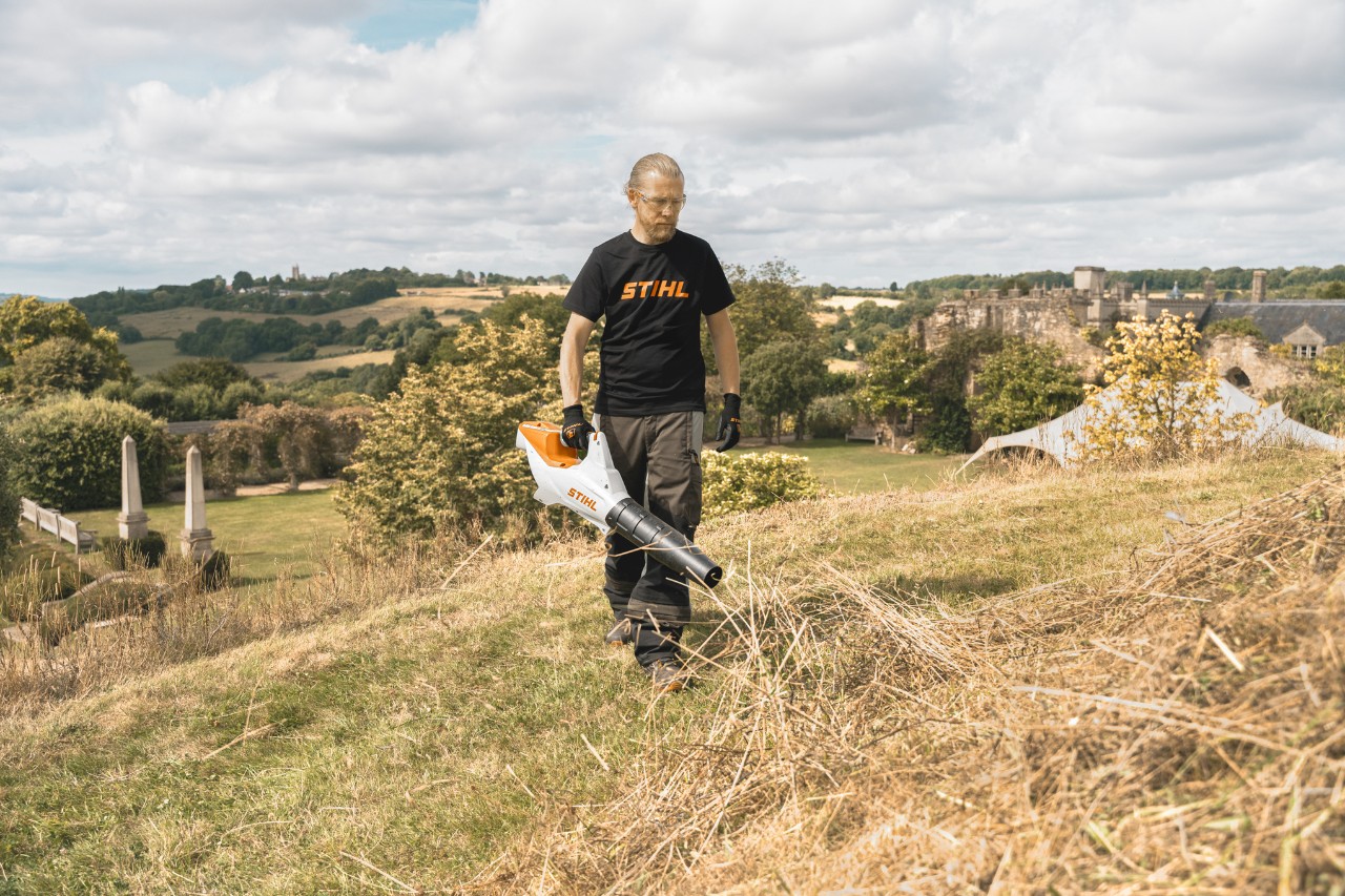 Andrew Wain verwendet das Akku-Blasgerät STIHL BGA 86