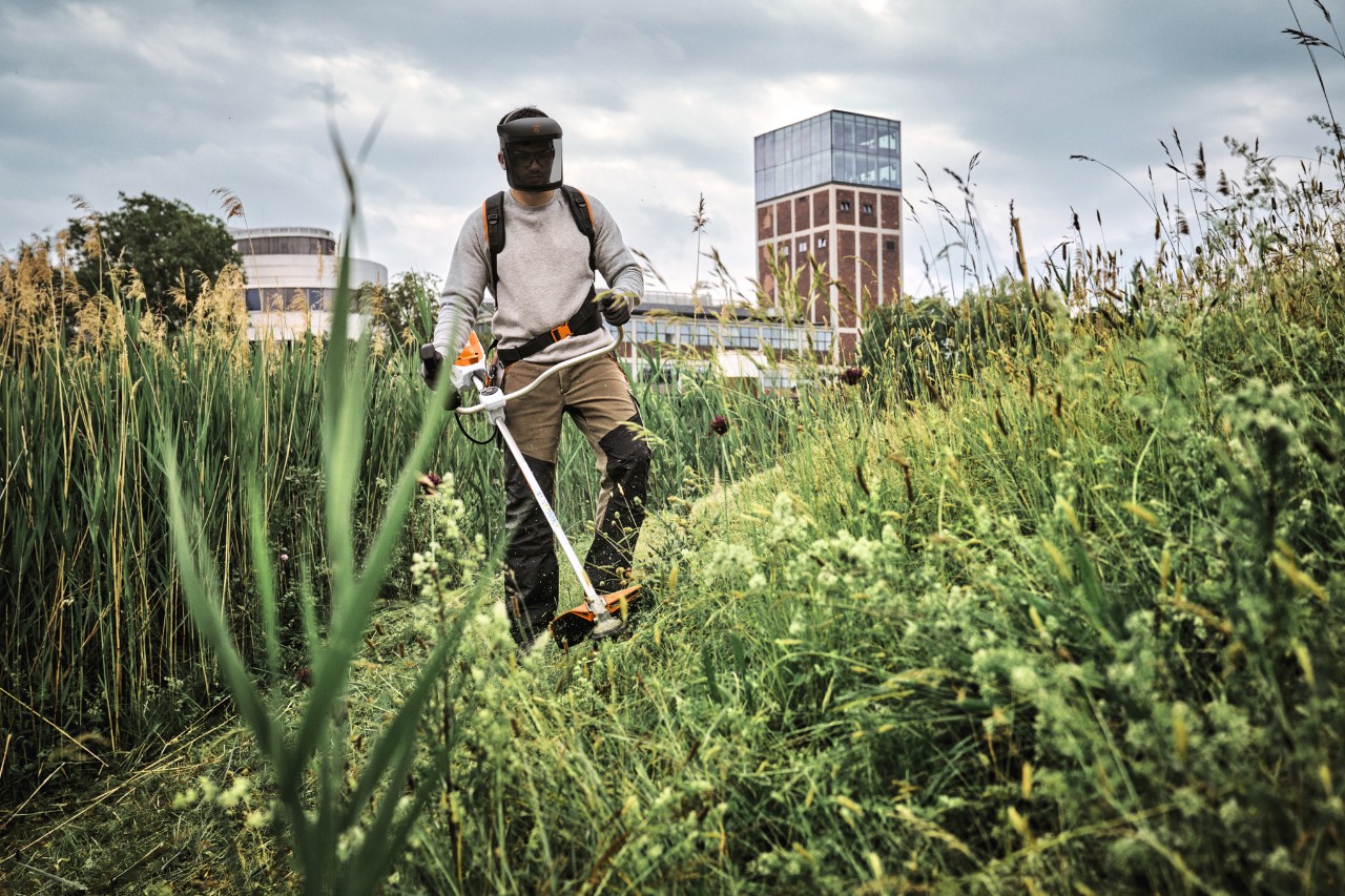 Profi mit STIHL AP Motorsense im Einsatz
