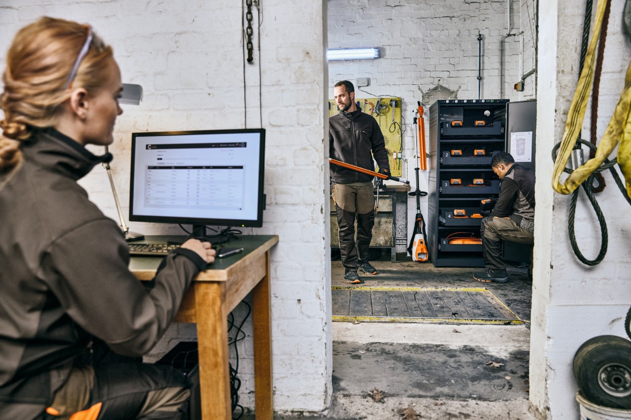 Werkstatt einer GaLaBau-Firma, Frau sitzt vor dem STIHL connected Portal
