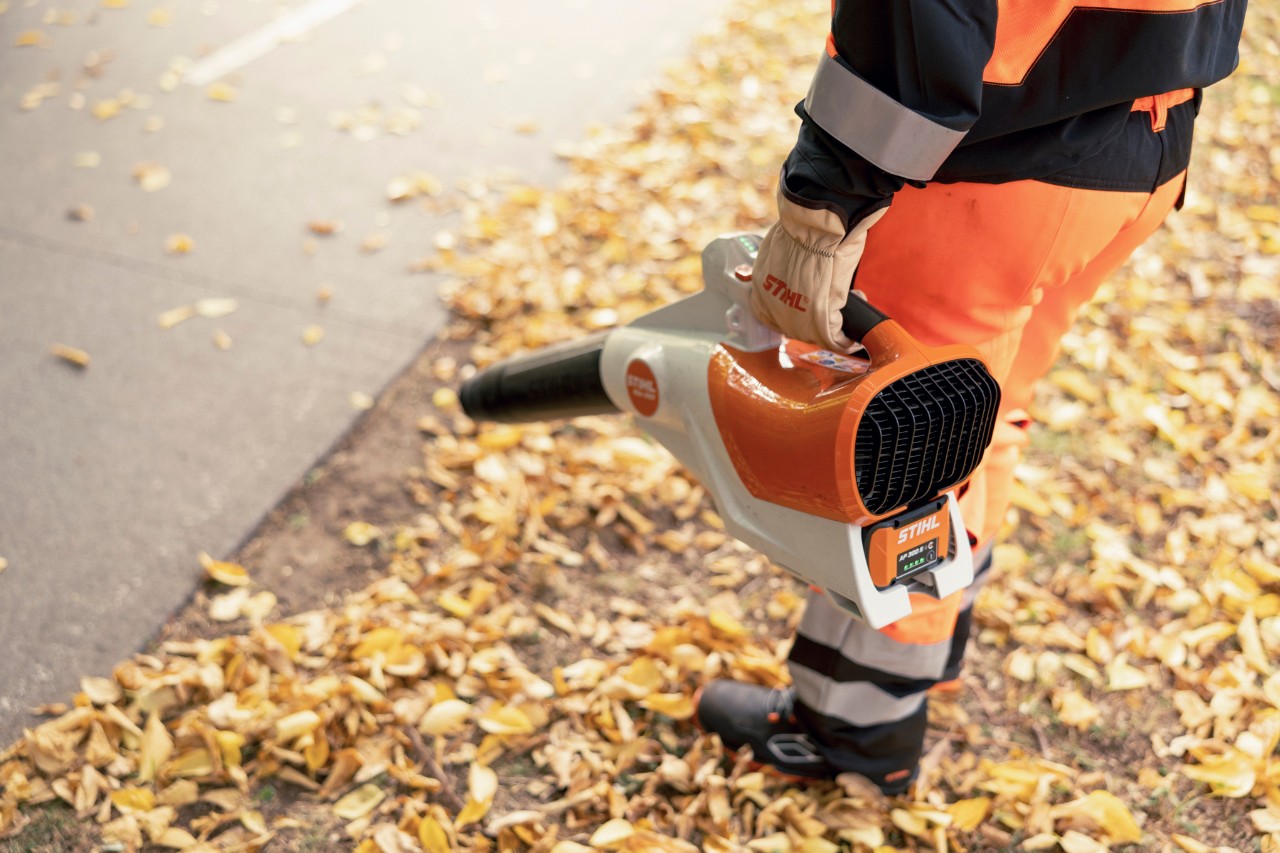 Profi mit STIHL AP Blasgerät im Einsatz