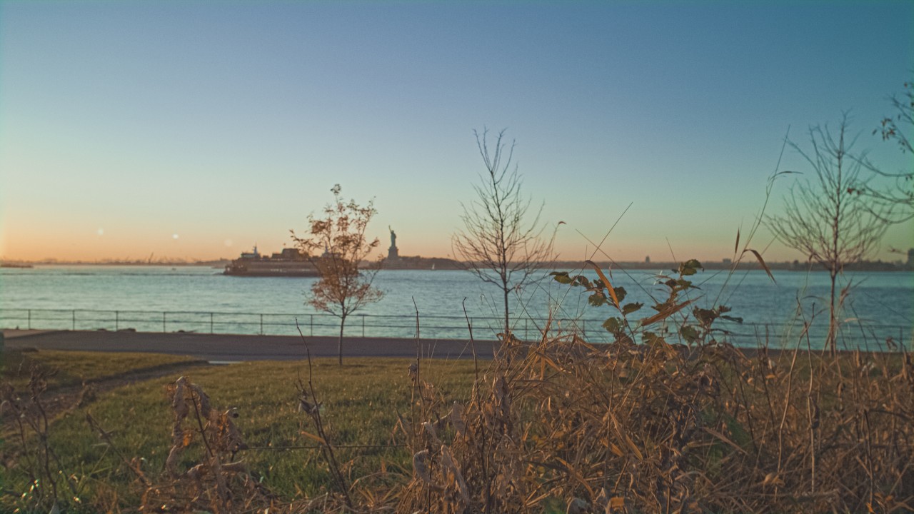 Die Sicht von Governors Island auf New York City
