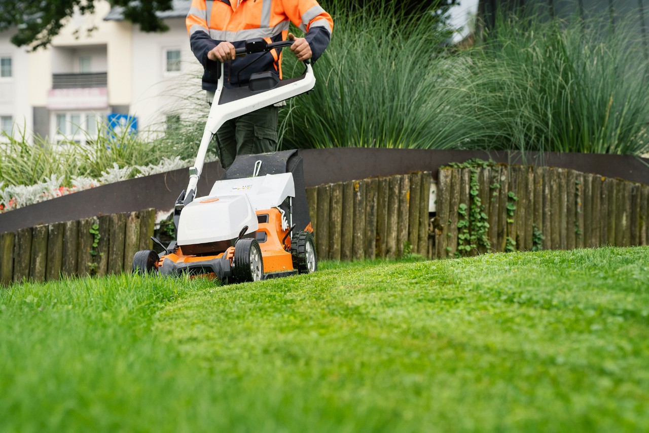 Der STIHL RMA 7 Akku-Rasenmäher im Praxistest