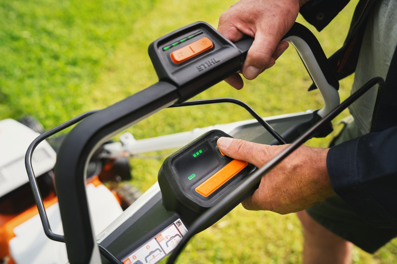 Nahaufnahme vom Monokomfortlenker des STIHL Akku-Rasenmähers