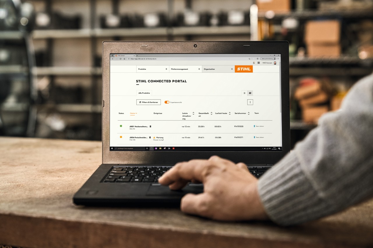 Mann sitzt vor dem aufgeklappten Laptop und prüft den Gerätestand bei STIHL connected