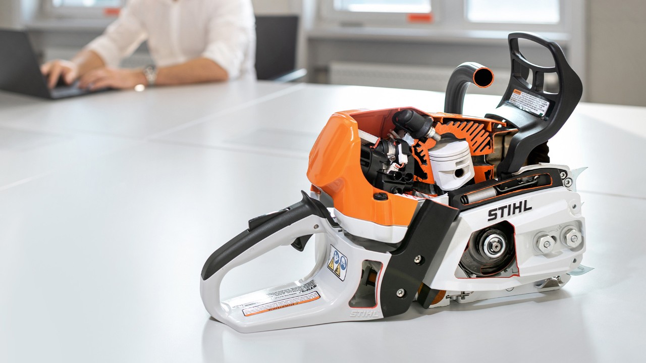 Freigelegter Magnesiumkolben in einer STIHL Benzin-Kettensäge MS 400 C-M ohne Schiene