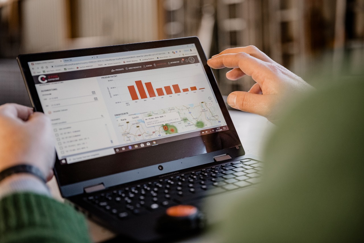 Mann hält Notebook mit STIHL connected