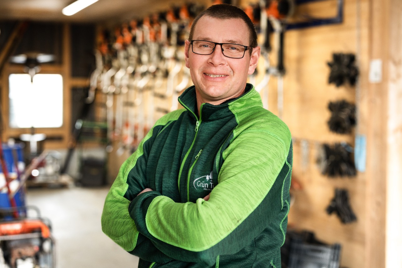 Mann mit zufriedenem Eindruck von der STIHL connected App