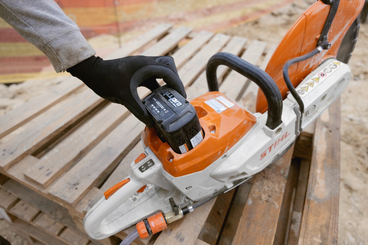Ein STIHL ALLPRO 300.0 P Akku wird in den TSA 350 eingesetz