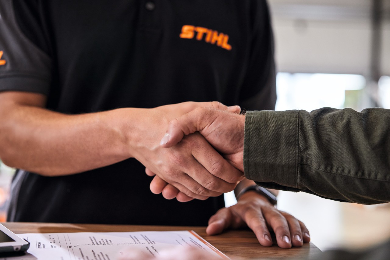 STIHL Fachhändler reicht Kunden die Hand
