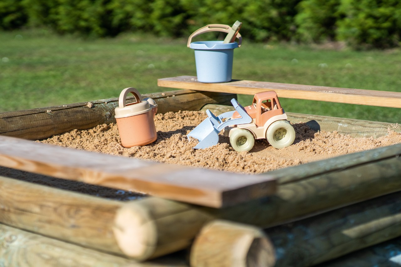 Bild mit einem Sandkasten und Sandspielzeug