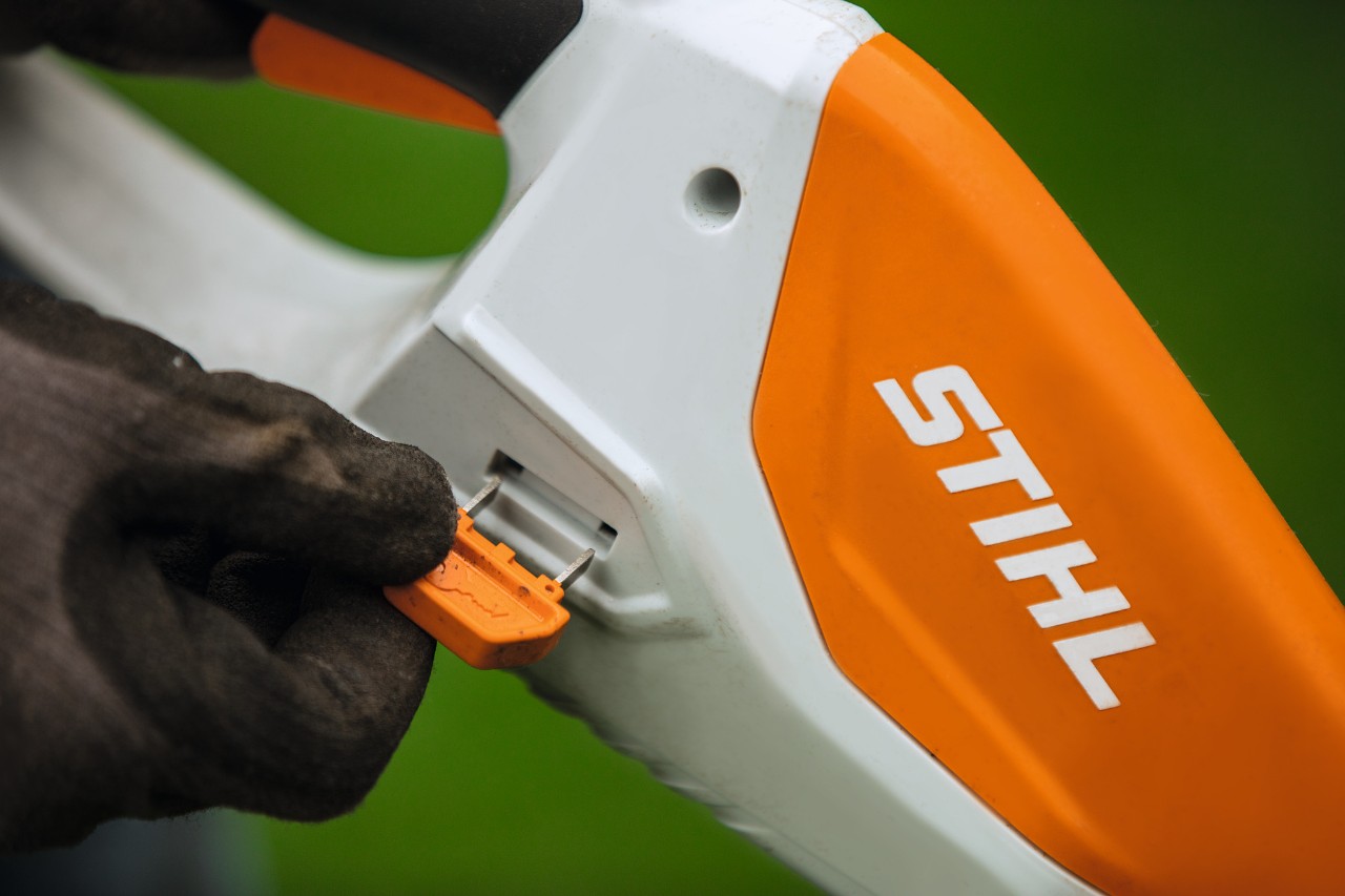 STIHL Akku-Rasentrimmer mit integriertem Akku und Aktivierungsschlüssel