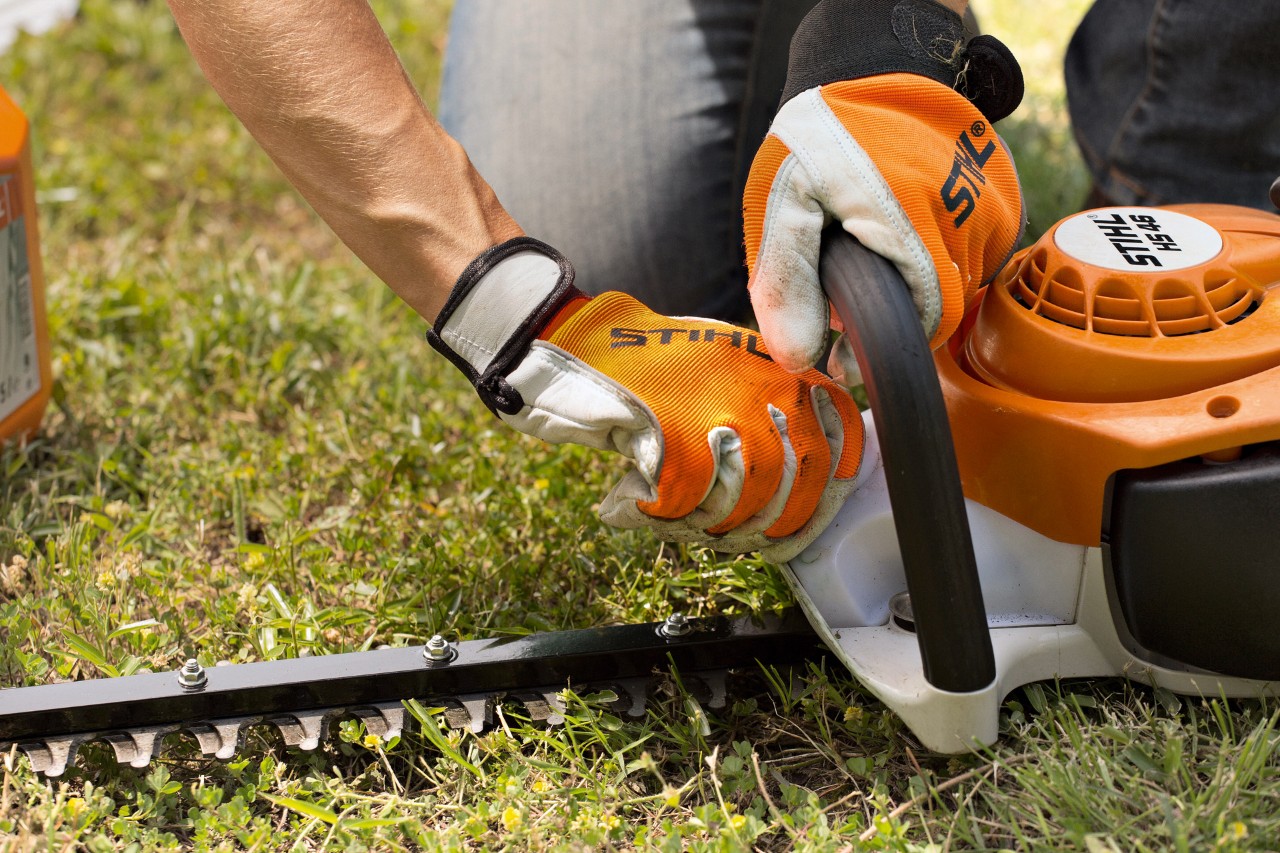  Die STIHL Benzin-Heckenschere HS 46 wird nach dem Einsatz gereinigt