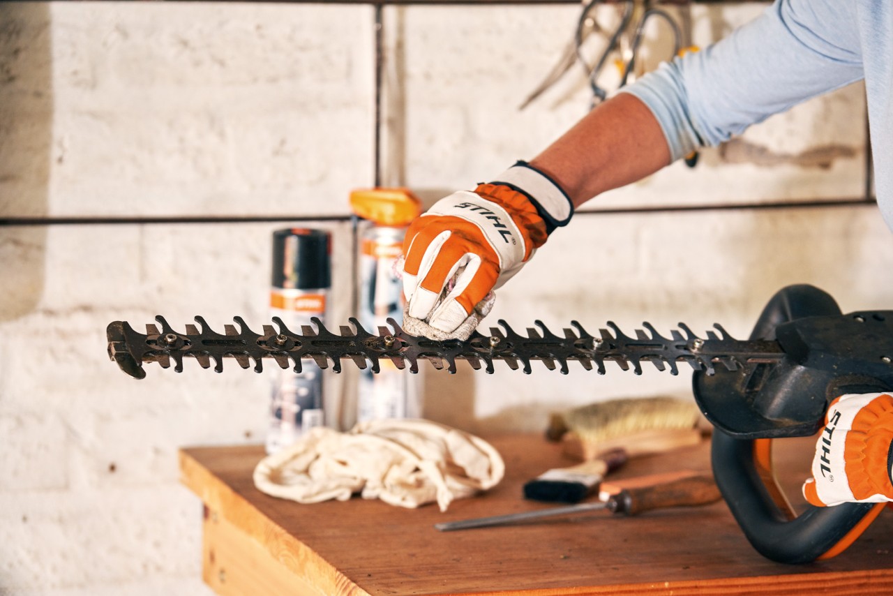 Messer einer STIHL Akku-Heckenschere HSA 56 wird gereinigt