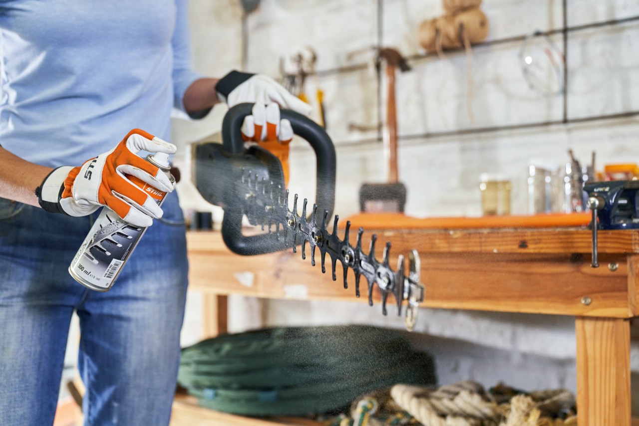 STIHL Akku-Heckenschere HSA 56 wird mit STIHL Harzlöser Superclean gepflegt