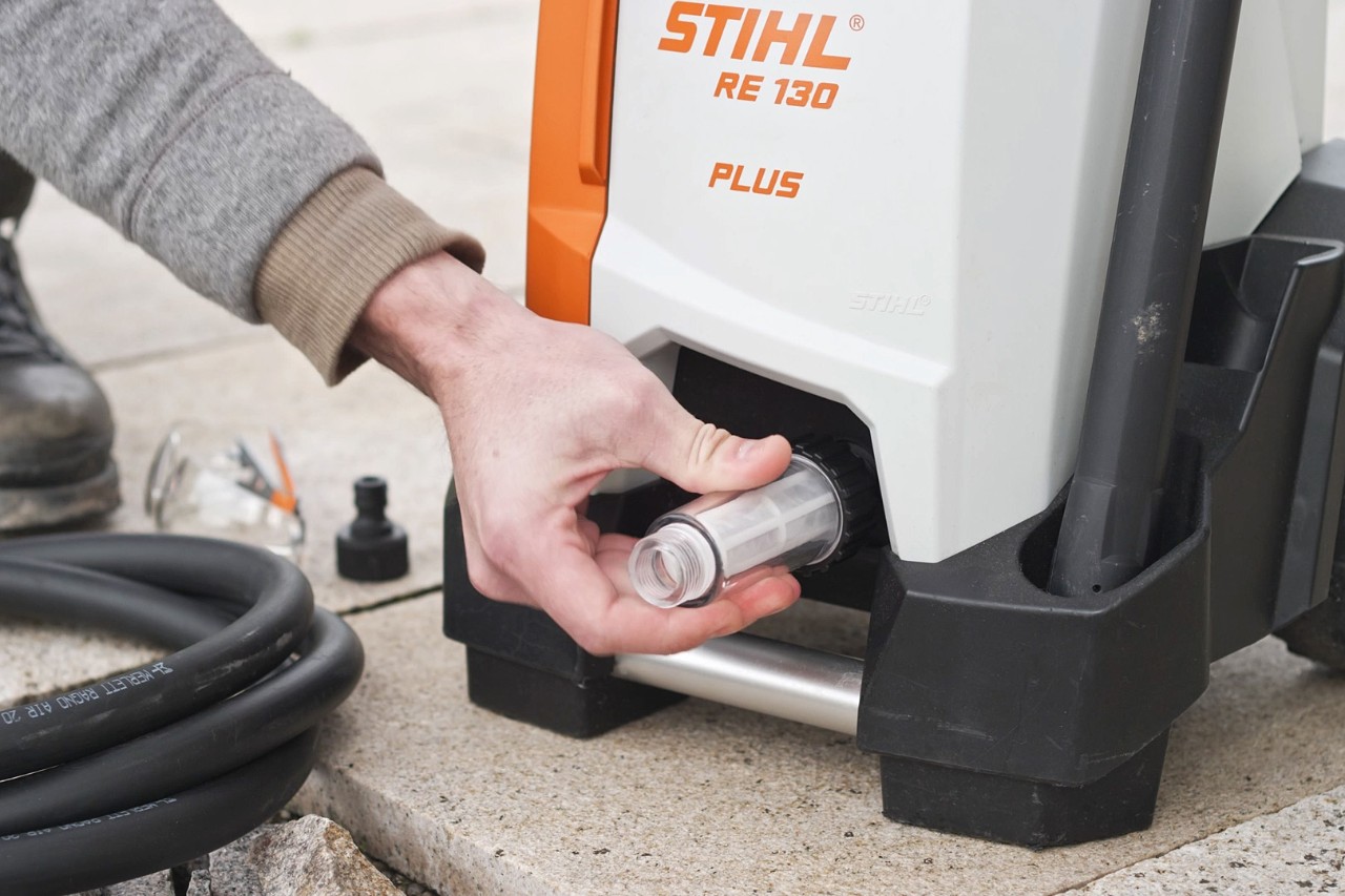 Eine Person prüft den Anschluss des Hochreinigers Hochdruckreiniger STIHL RE 130 PLUS