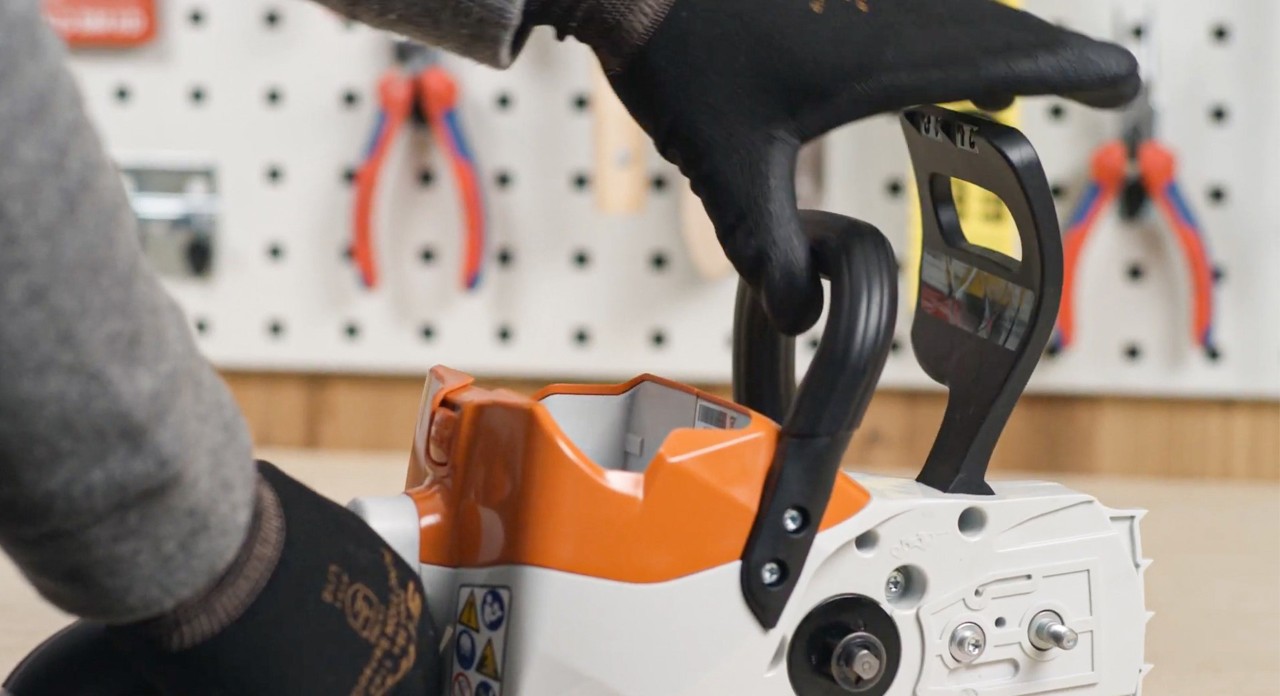 An einer STIHL Akku-Kettensäge MSA 120 wird die Kettenbremse gelöst