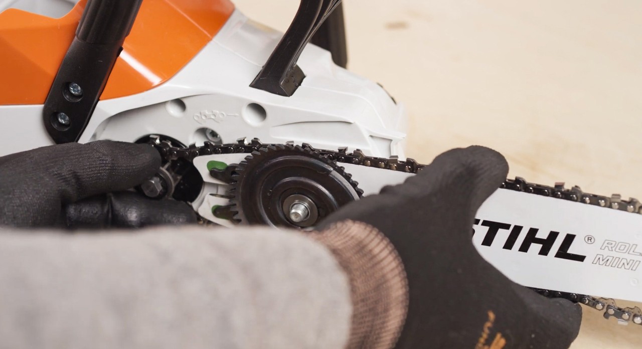 Schneidgarnitur wird an der STIHL Akku-Kettensäge MSA 120 montiert