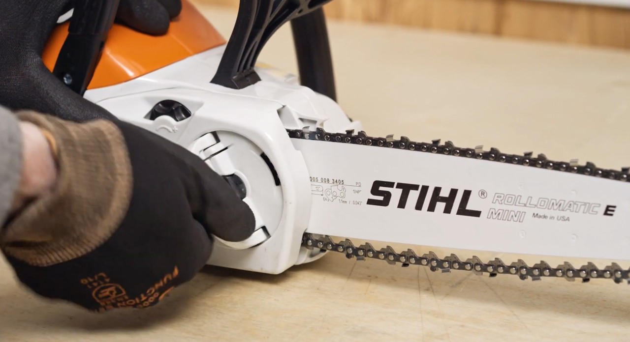 Kettenraddeckel an der STIHL Akku-Kettensäge MSA 120 wird angesetzt