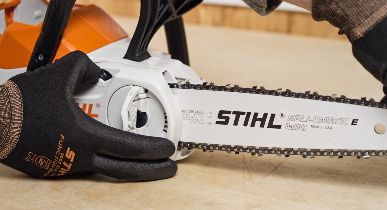 Sägekette der STIHL Akku-Kettensäge MSA 120 wird nach dem Montieren gespannt