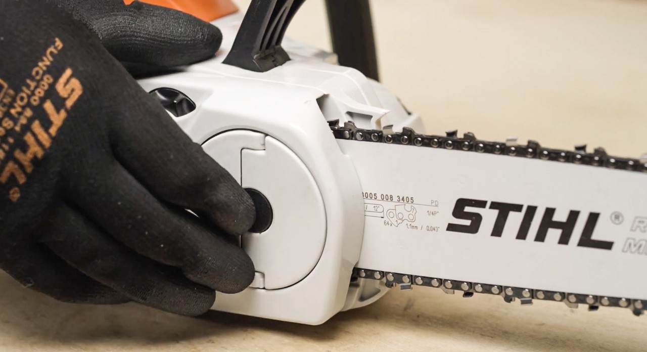 Nahaufnahme einer Flügelmutter an der STIHL Akku-Kettensäge MSA 120