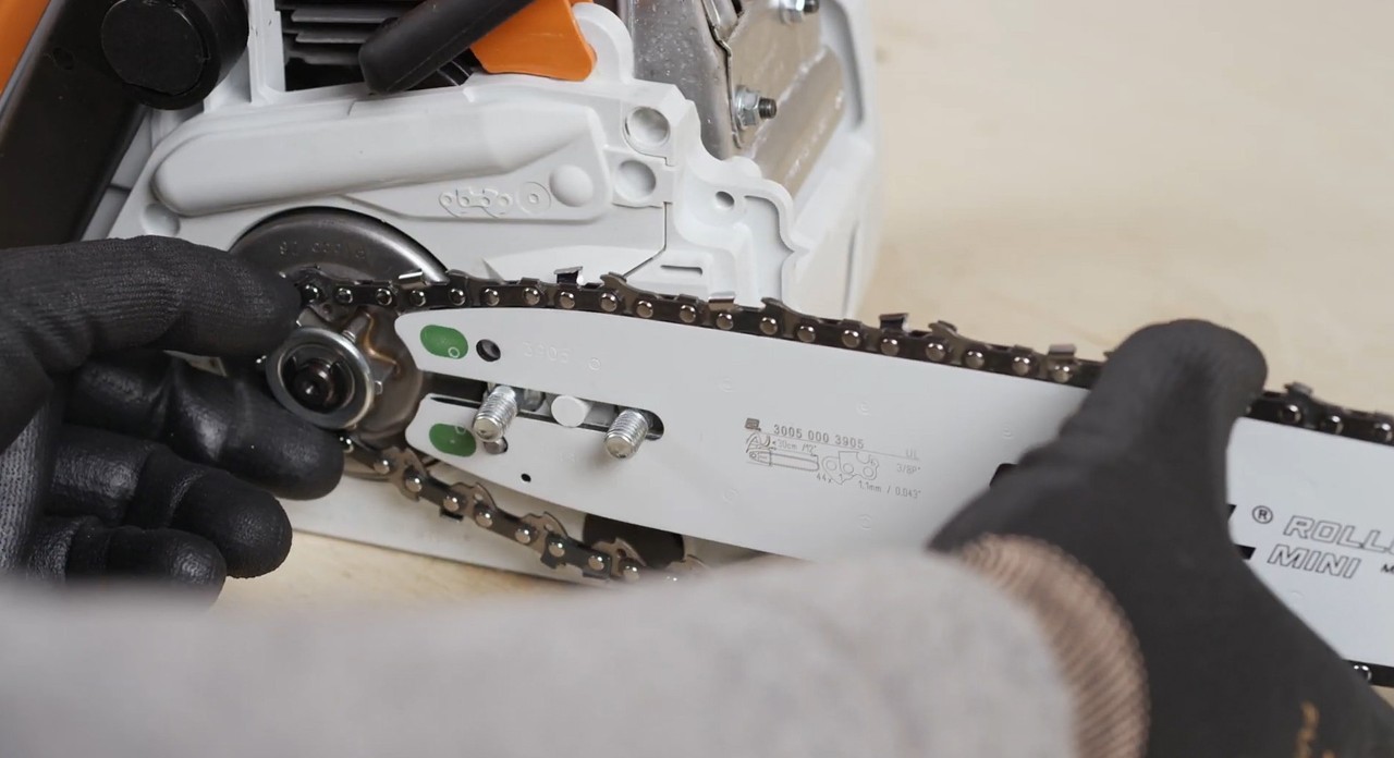 Schneidgarnitur wird auf eine STIHL Motorsäge montiert