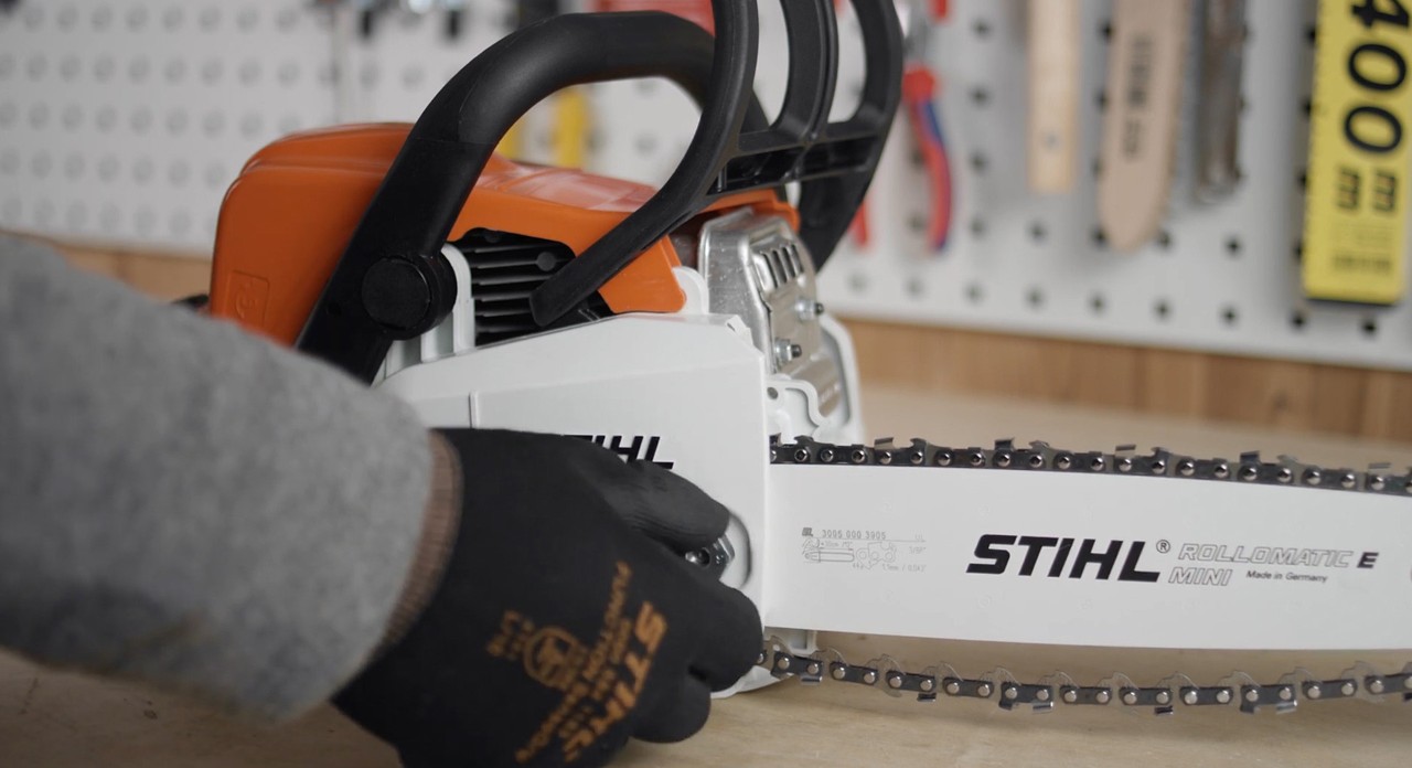 Kettenraddeckel an der STIHL Kettensäge MS 170 wird angesetzt