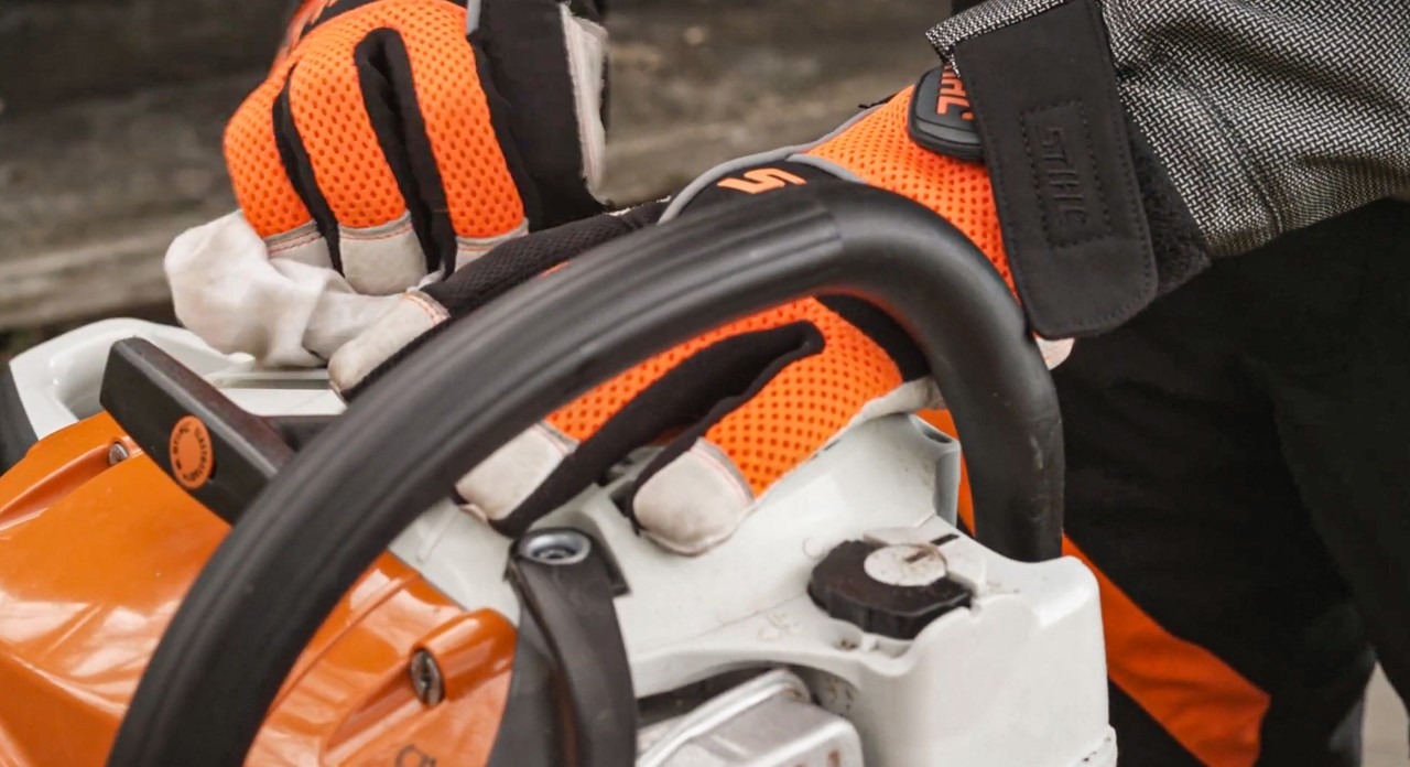 Nahaufnahme einer STIHL Kettensäge MS 251