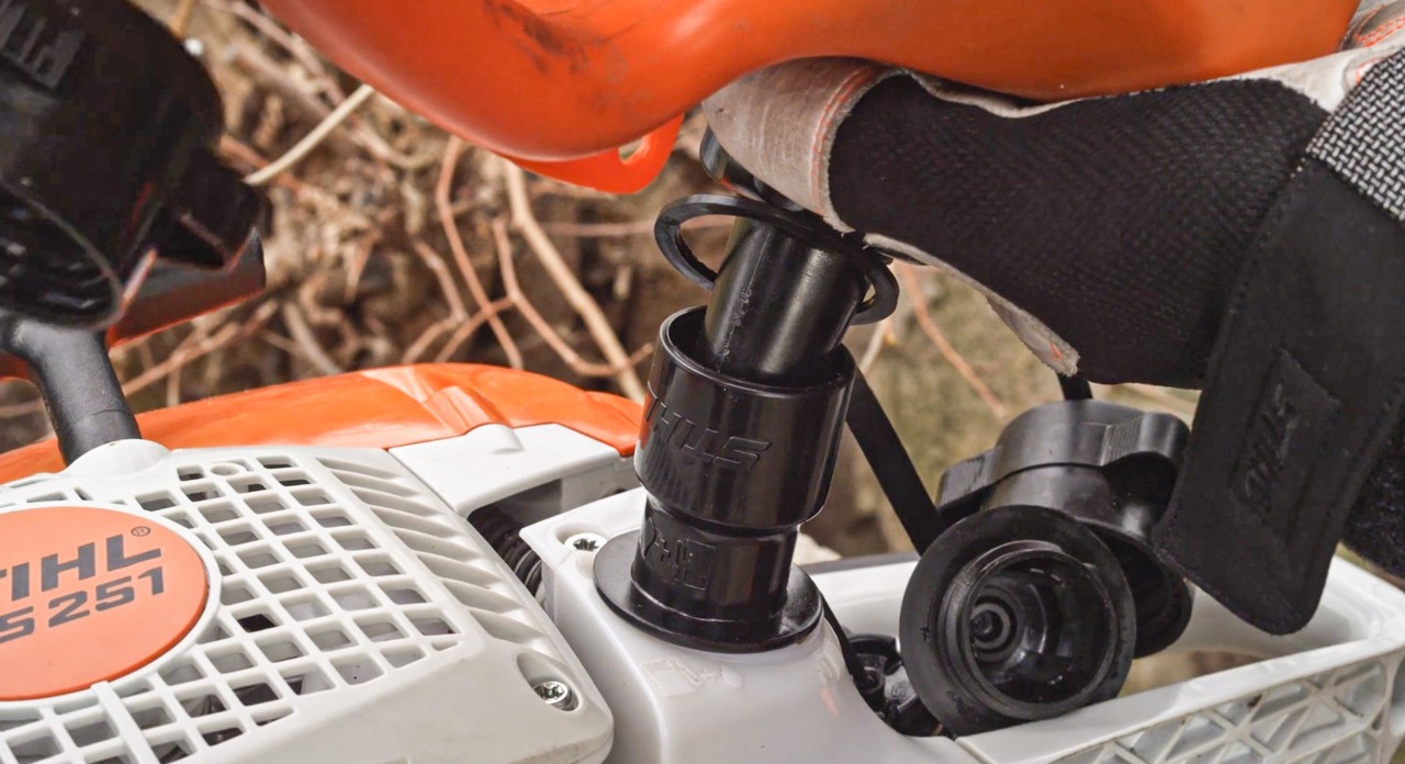 STIHL Kettensäge MS 251 wird nach dem Montieren mit Kraftstoff betankt