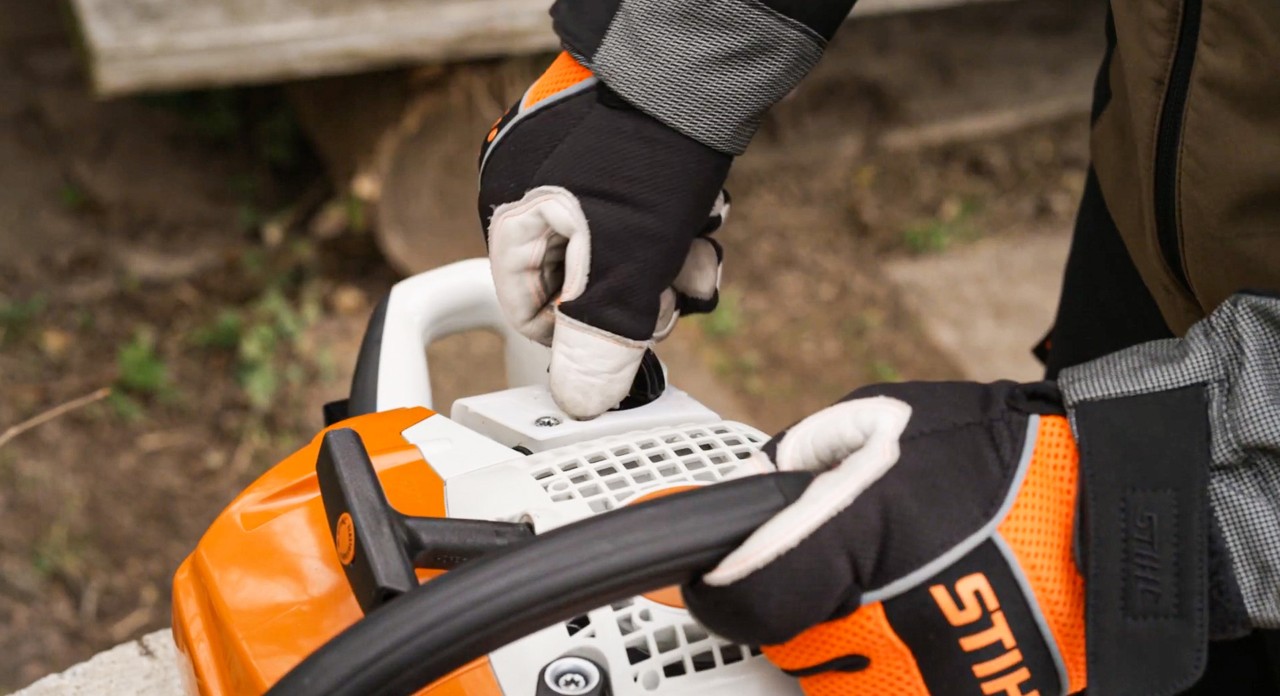 Tankverschluss einer STIHL Kettensäge MS 251 wird geschlossen