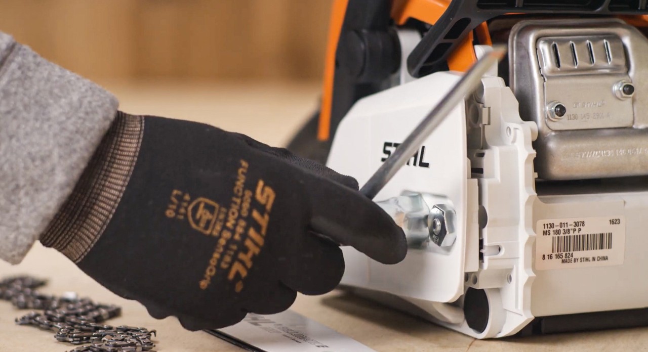 Nahaufnahme vom Kettenraddeckel an der STIHL Akku-Kettensäge MSA 180