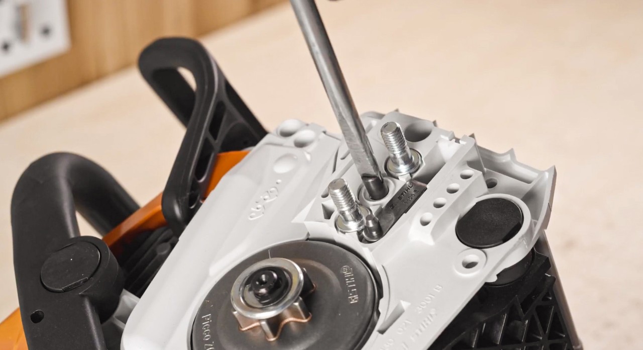 Nahaufnahme vom Spannschieber an der STIHL Akku-Kettensäge MSA 180