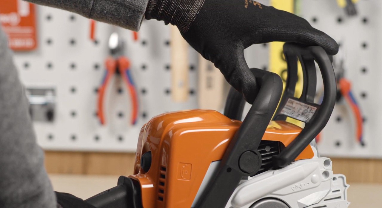 Kettenbremse an der STIHL Akku-Kettensäge MSA 180 wird vor dem Montieren gelöst