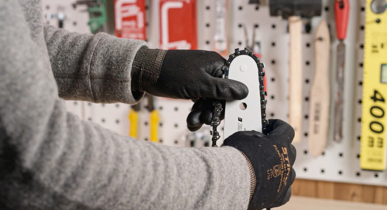 Sägekette wird auf die Führungsschiene der STIHL Akku-Kettensäge MSA 180 aufgelegt