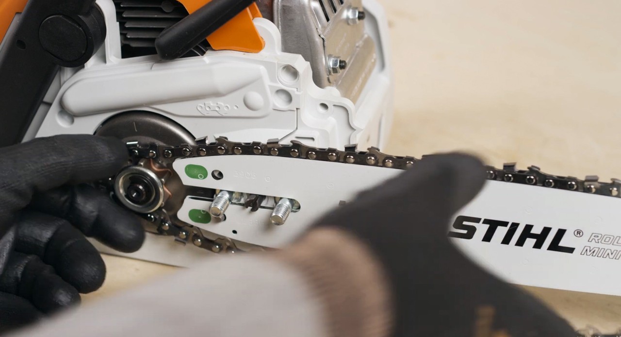 Schneidgarnitur wird auf der STIHL Akku-Kettensäge MSA 180 montiert