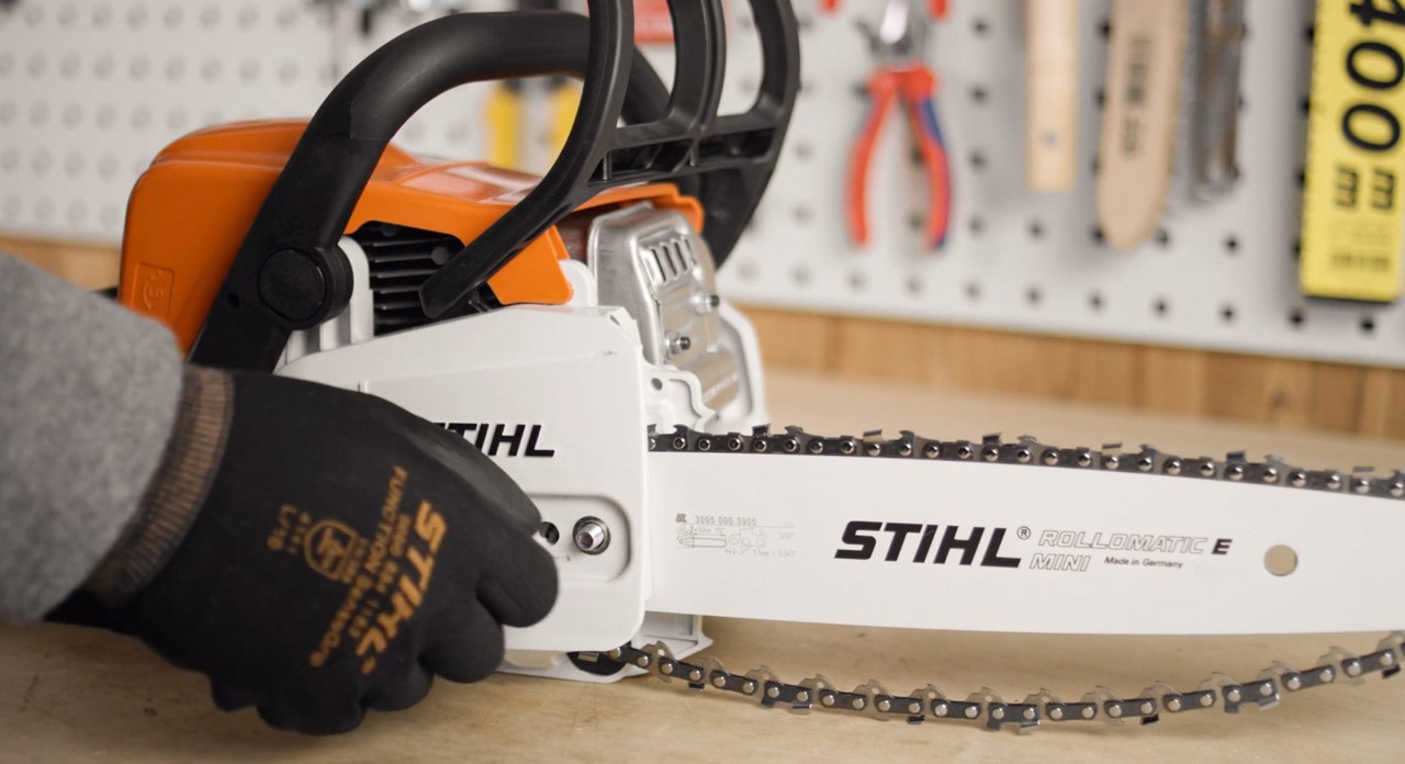 Kettenraddeckel der STIHL Akku-Kettensäge MSA 180 wird angesetzt