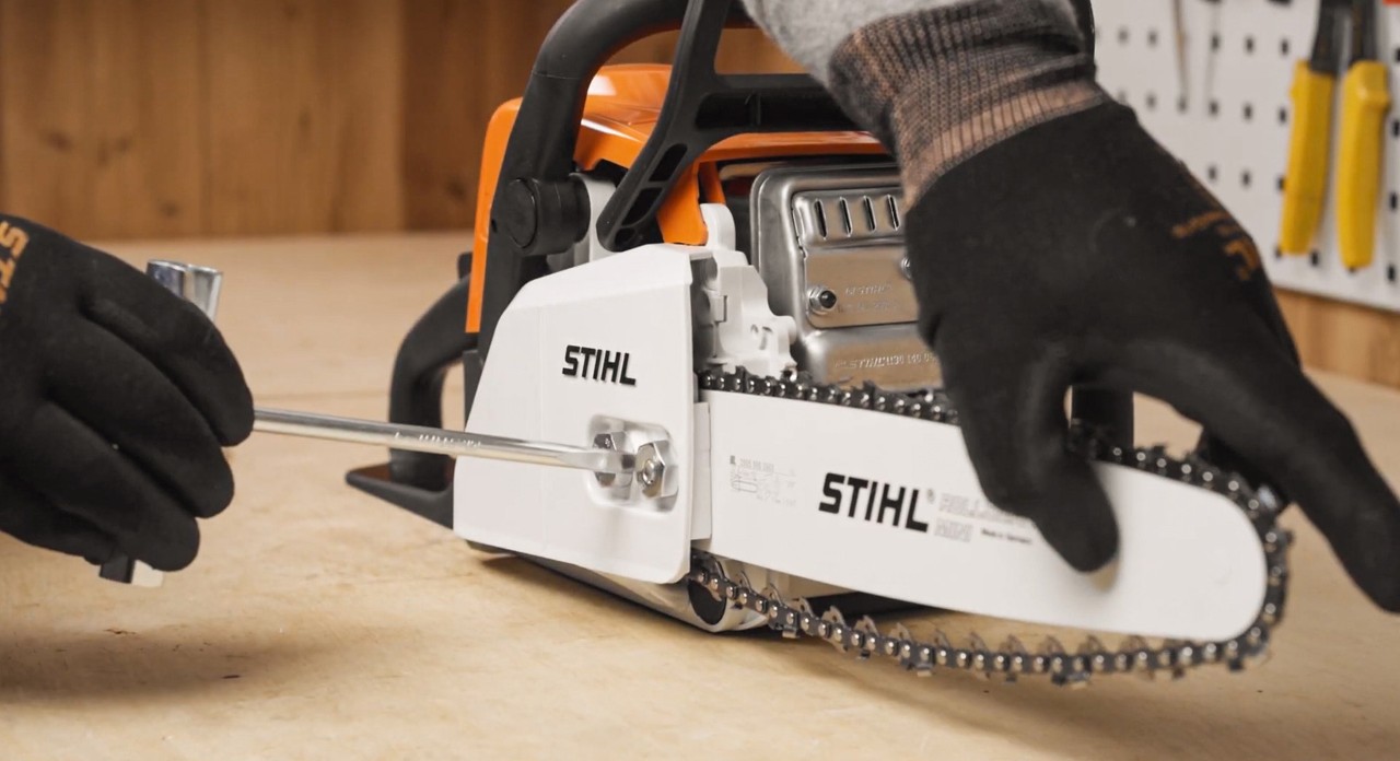 Sägekette der STIHL Akku-Kettensäge MSA 180 wird nach dem Montieren gespannt