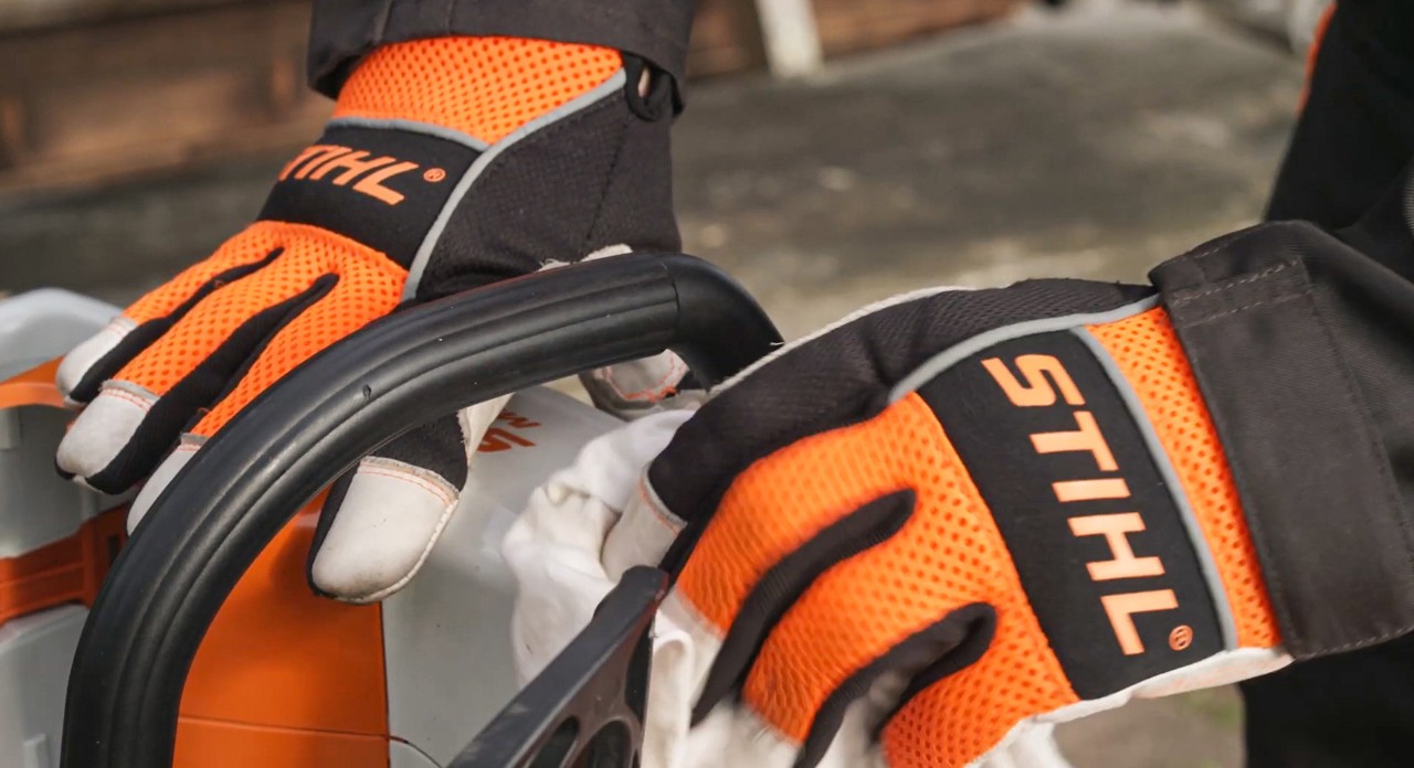  Nahaufnahme einer STIHL Akku-Kettensäge MSA 120