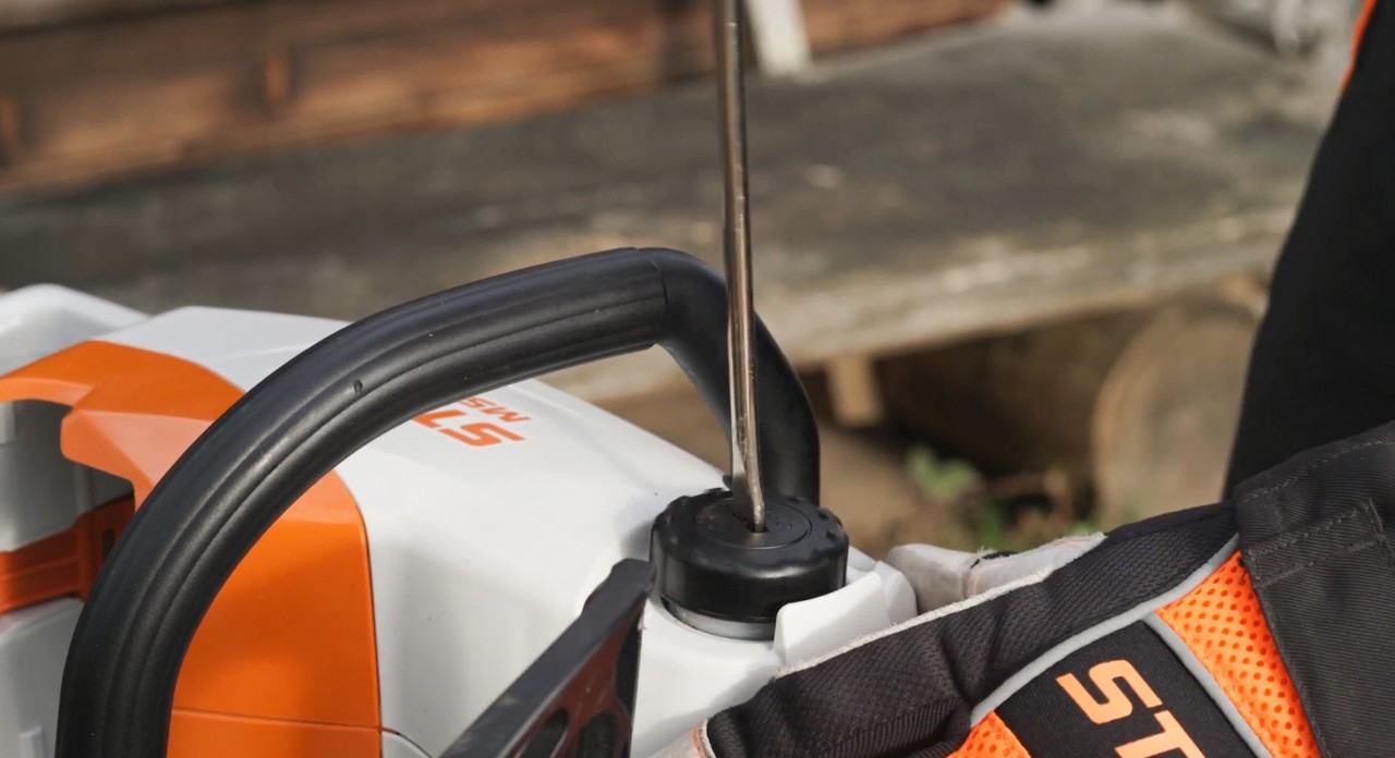 Nahaufnahme vom Öltank einer STIHL Akku-Kettensäge MSA 120