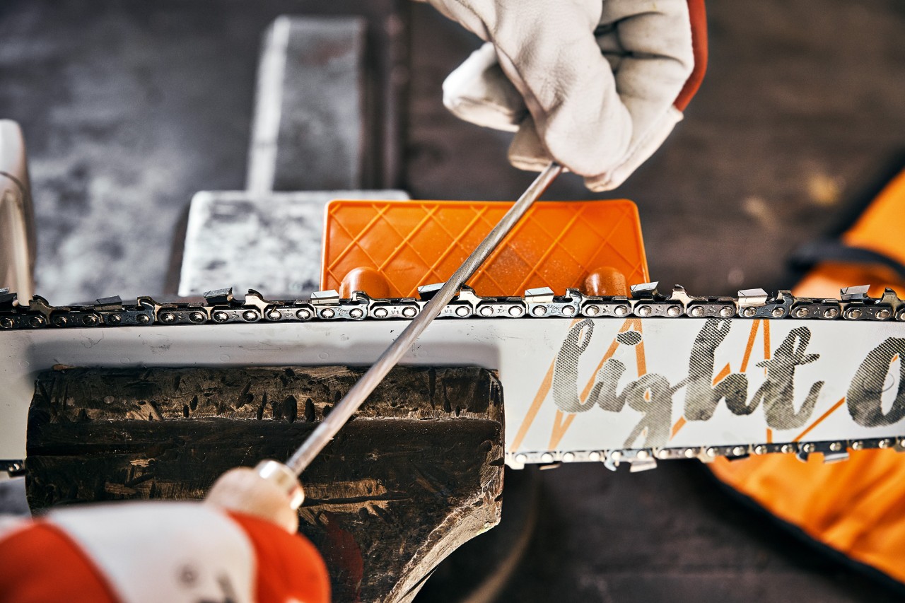 Mithilfe einer Rundfeile und eines STIHL Schärfgitters die Kette der Kettensäge schärfen