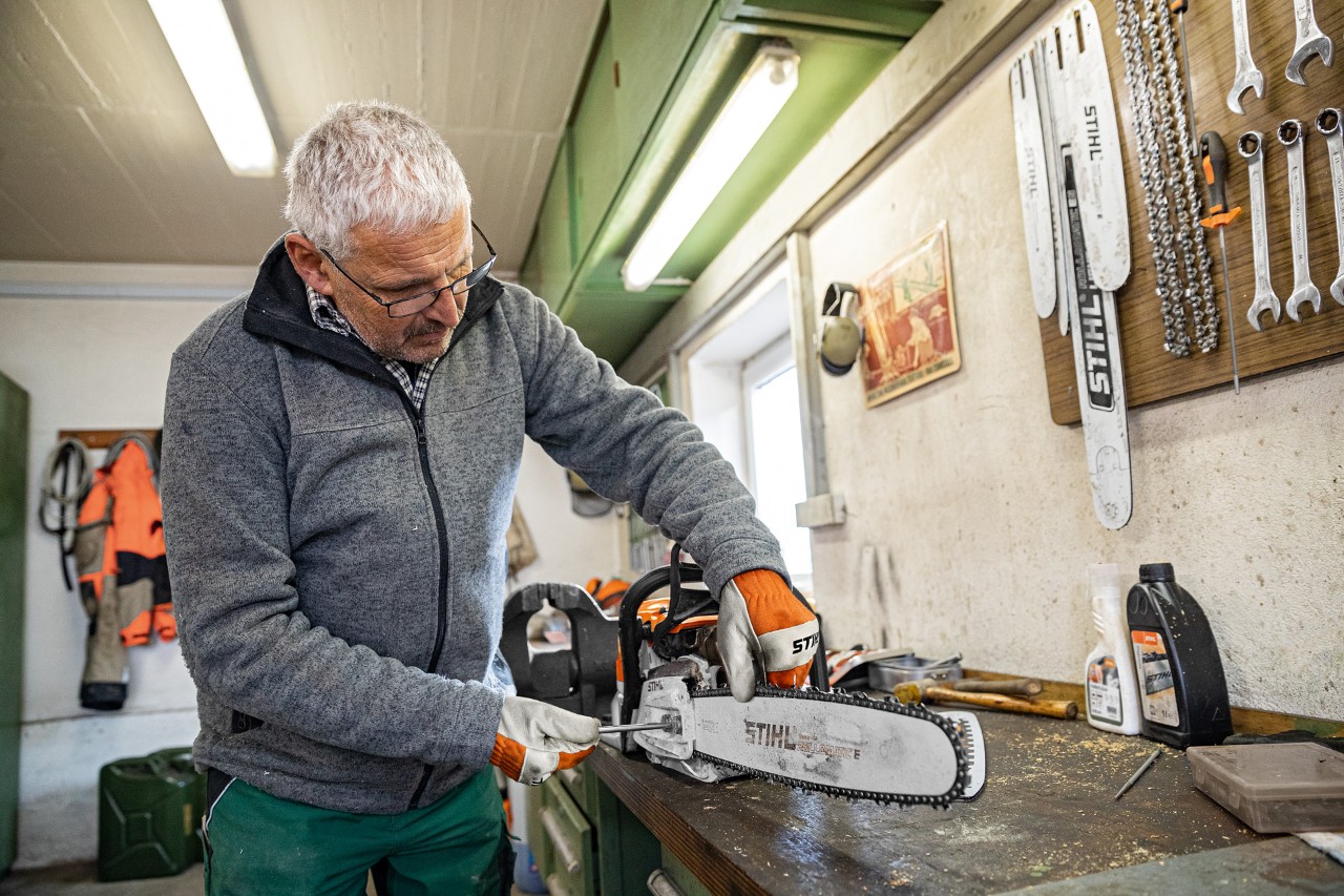 Mann spannt Kette einer STIHL Kettensäge