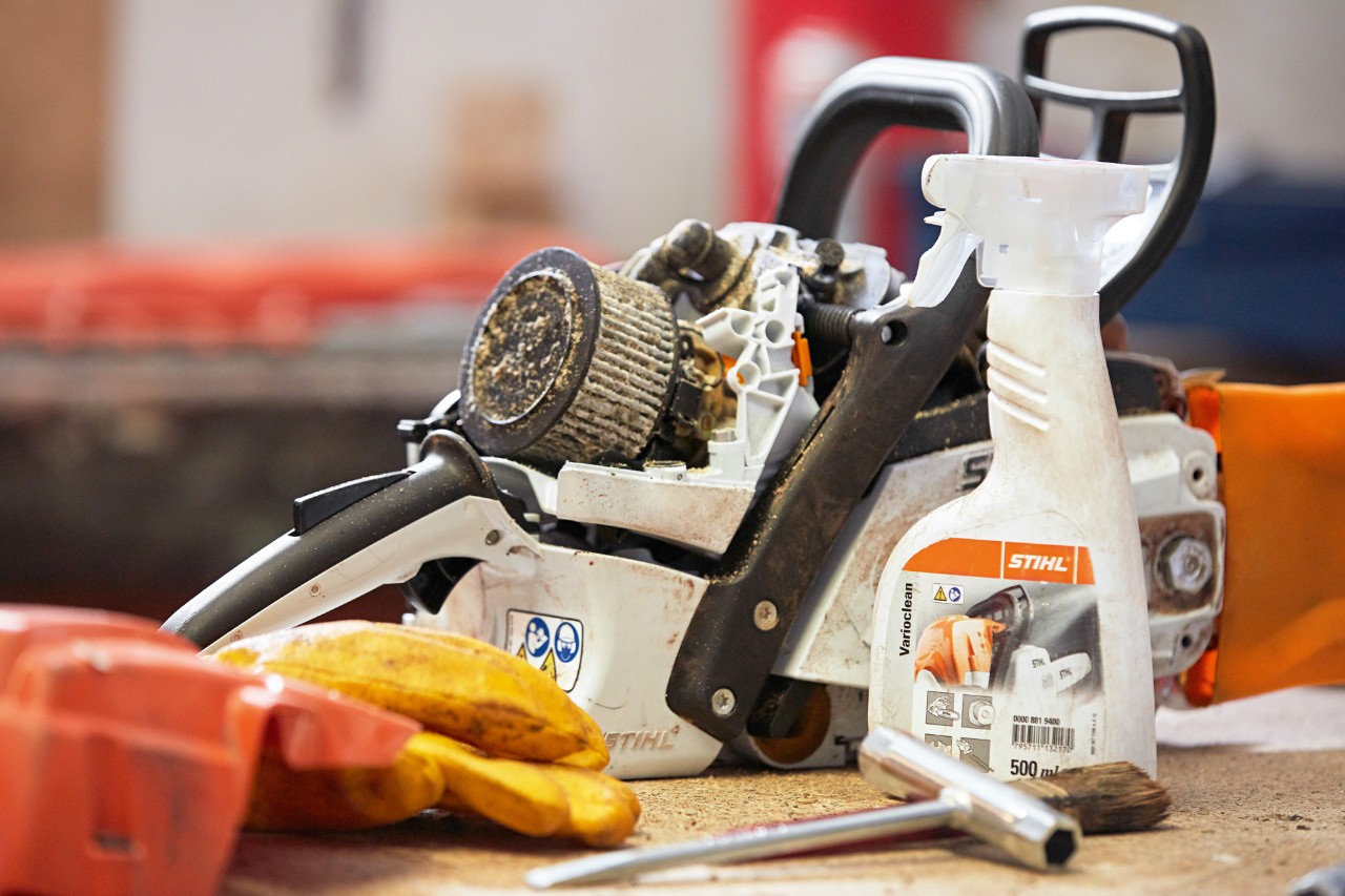 STIHL Kettensäge, davor STIHL Varioclean für die Wartung